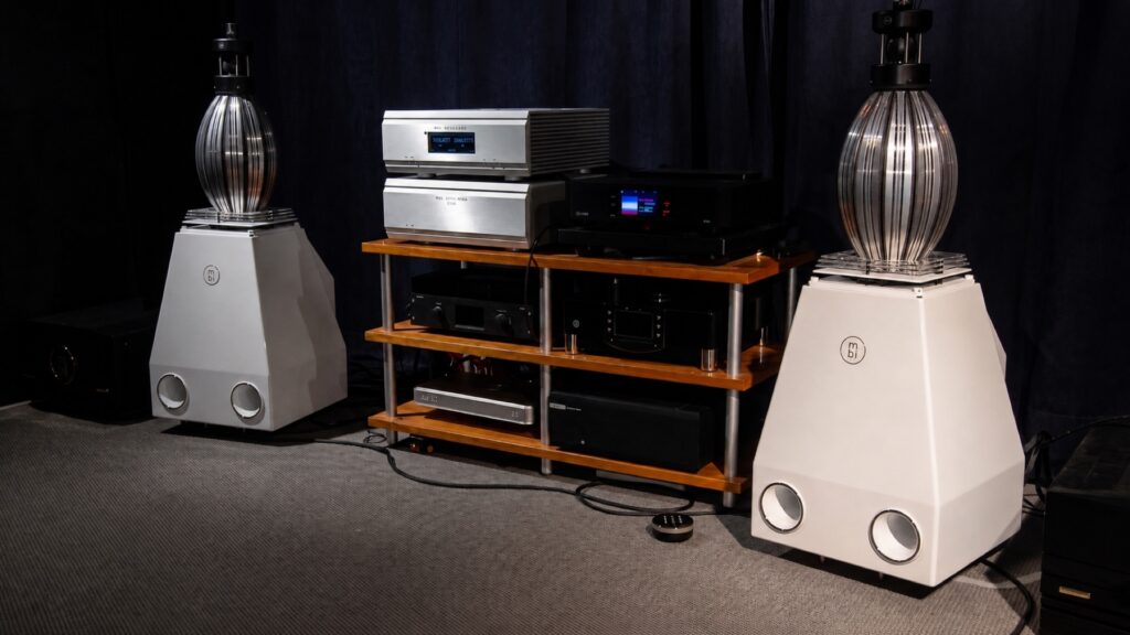 MBL Radialstrahler 101E mit Stromtank und High-End Elektronik im Vorführraum