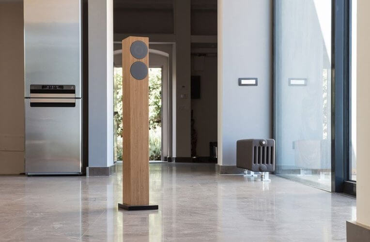Do Acoustics Armonia Mundi Standlautsprecher aus Holz in modernem Wohnraum